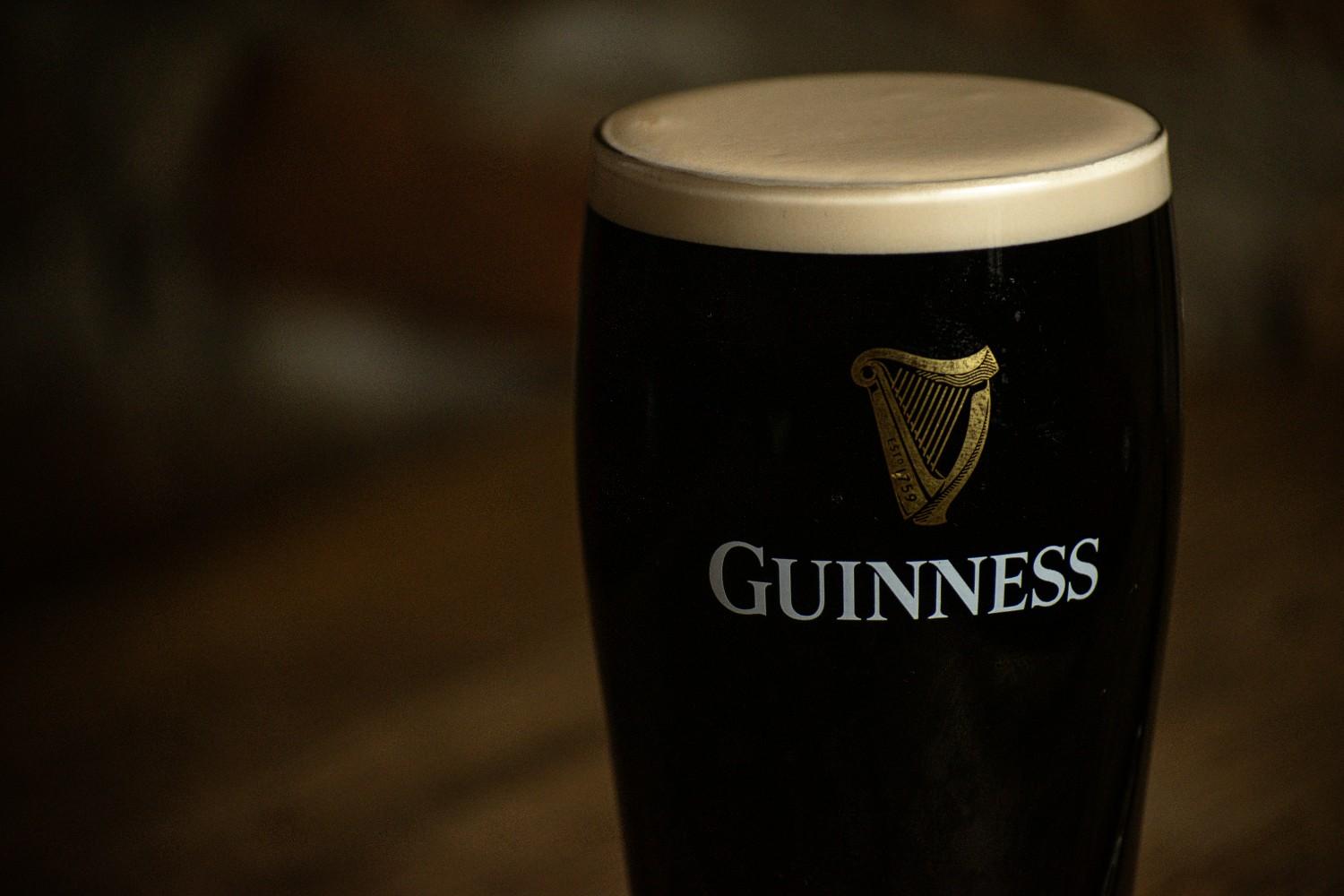 Sveža pinta guinnessa u Irish pub Red Cow